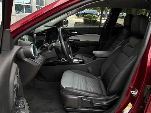 Used 2025 Chevrolet Trax LT w/ LT Convenience Package FWD image 10