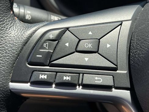 Used 2023 Nissan Kicks SR w/ SR Premium Package FWD image 19