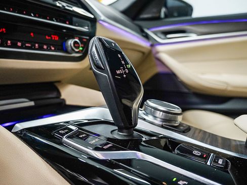 Certified 2022 BMW 530i w/ Premium Package image 25