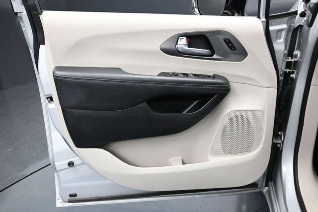 Certified 2024 Chrysler Pacifica Touring-L FWD image 16