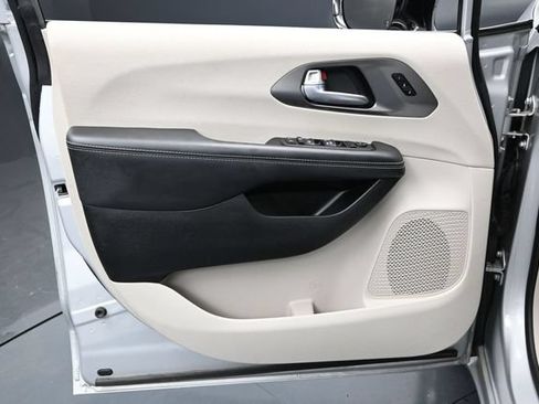 Certified 2024 Chrysler Pacifica Touring-L FWD image 16