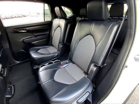 Used 2022 Toyota Highlander XSE FWD image 39