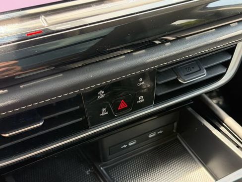 Used 2024 Volkswagen Atlas SE FWD image 24