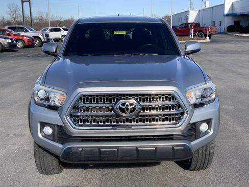 Used 2017 Toyota Tacoma TRD Off-Road image 3