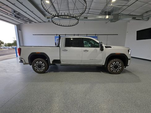 Used 2024 GMC Sierra 2500 Denali Ultimate AWD/4WD image 9