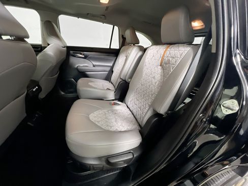 Used 2022 Toyota Highlander Bronze Edition FWD image 29
