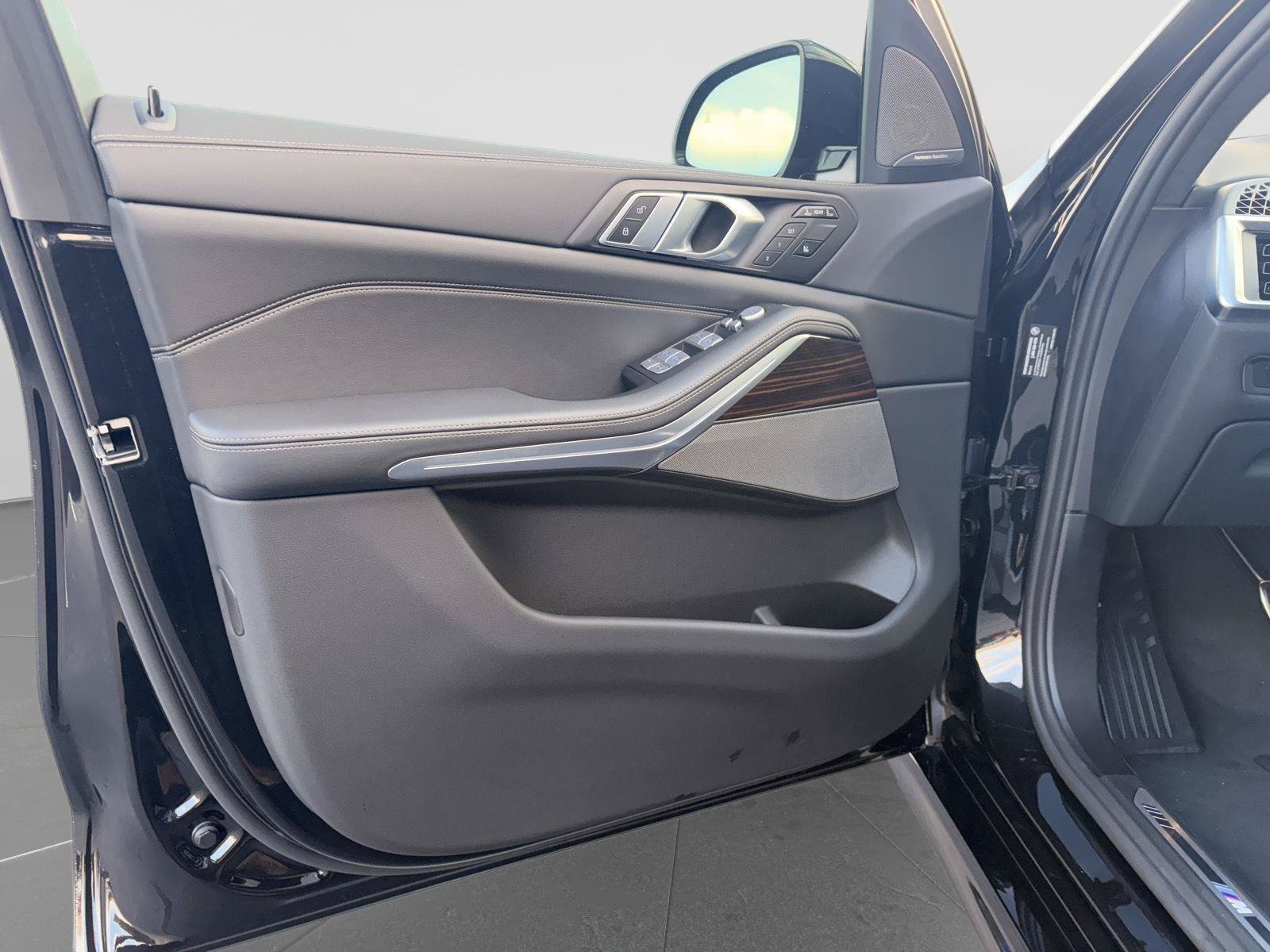 Used 2025 BMW X7 xDrive40i w/ M Sport Package AWD/4WD image 9