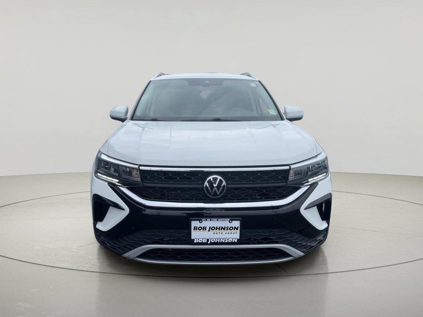 Used 2024 Volkswagen Taos SE AWD/4WD image 2