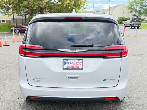 Used 2022 Chrysler Pacifica Touring-L FWD image 5