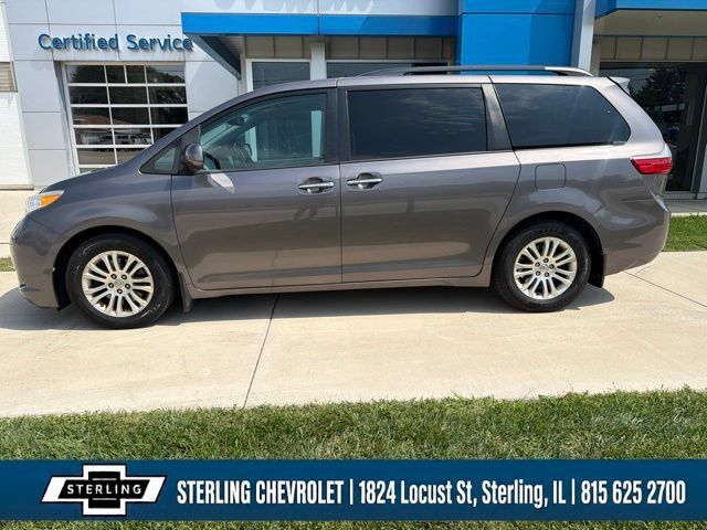 Used 2017 Toyota Sienna XLE Premium FWD image 2