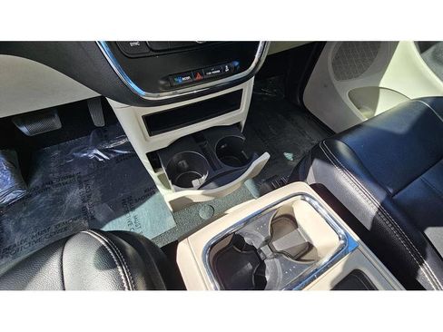 Used 2015 Chrysler Town & Country Touring image 30