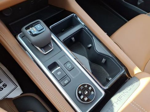 Used 2025 Nissan Pathfinder Platinum image 25