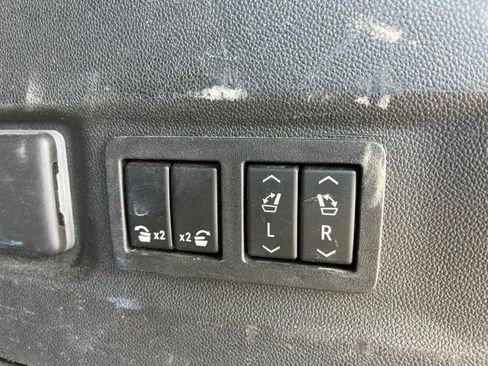 Used 2022 Chevrolet Suburban Z71 w/ Luxury Package AWD/4WD image 11