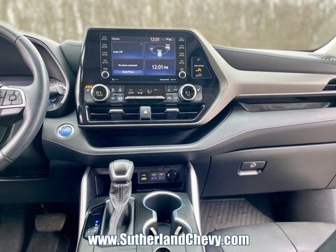 Used 2022 Toyota Highlander XLE image 25
