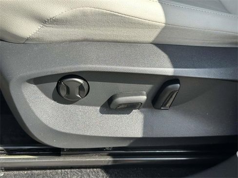 Certified 2022 Volkswagen Tiguan SE image 17