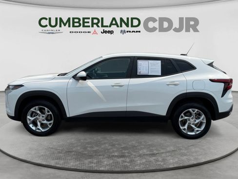 Used 2024 Chevrolet Trax LS w/ LS Convenience Package FWD image 3