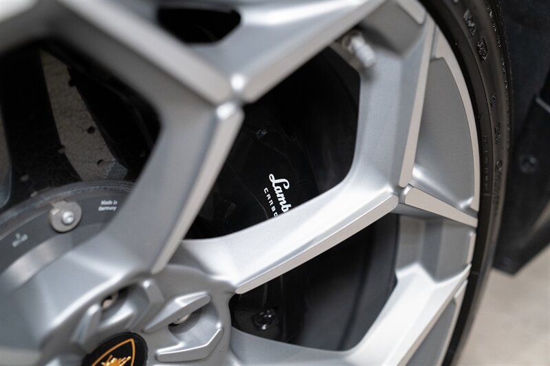 Used 2023 Lamborghini Urus Performante AWD/4WD image 32