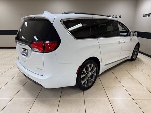 Used 2017 Chrysler Pacifica Limited image 6