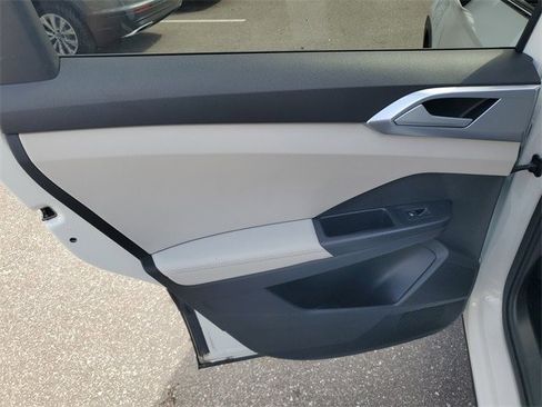 Certified 2025 Volkswagen Taos SE w/ Panoramic Sunroof Package image 9