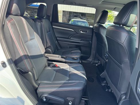 Used 2019 Toyota Highlander SE AWD/4WD image 21