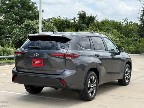 Used 2025 Toyota Highlander XLE FWD image 4