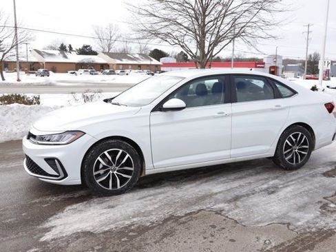 Used 2025 Volkswagen Jetta SE image 9