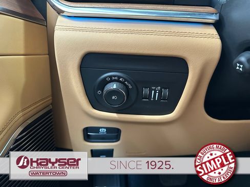 Used 2025 Jeep Grand Cherokee Summit AWD/4WD image 22