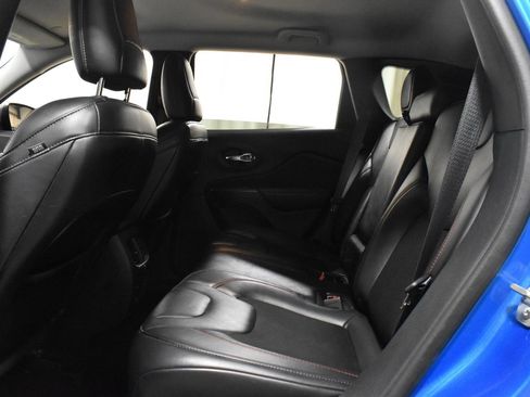 Used 2020 Jeep Cherokee Trailhawk w/ Cold Weather Group AWD/4WD image 8