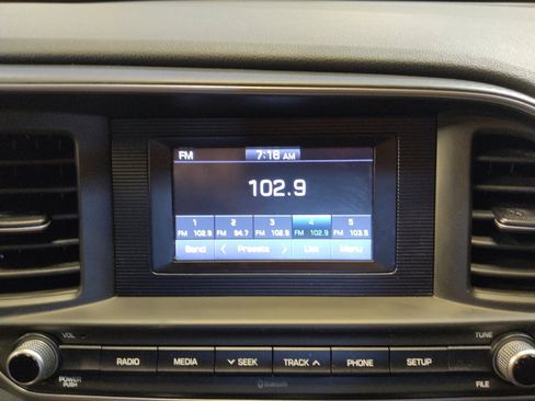Used 2020 Hyundai Elantra SE w/ Cargo Package (C1) FWD image 25