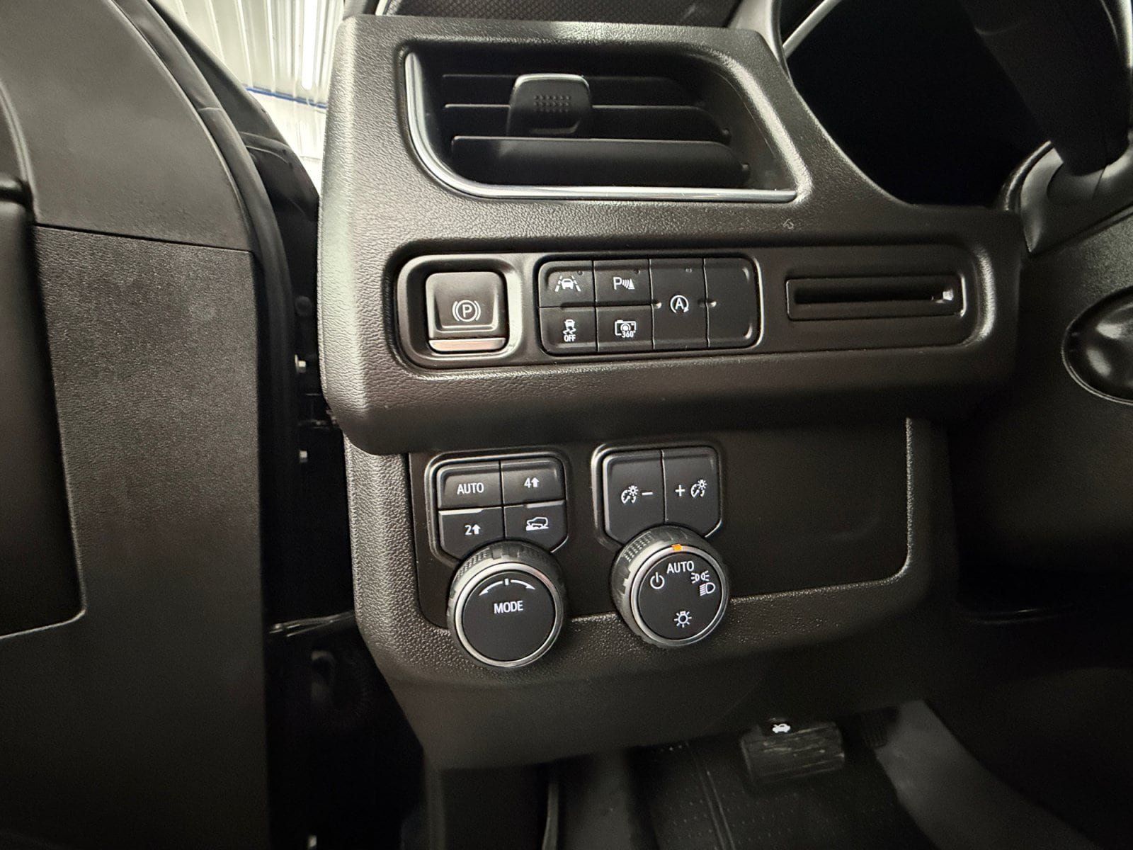 Used 2023 Chevrolet Tahoe RST w/ Luxury Package AWD/4WD image 25