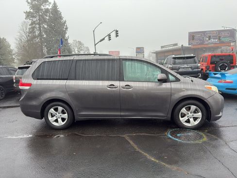 Used 2013 Toyota Sienna LE image 7