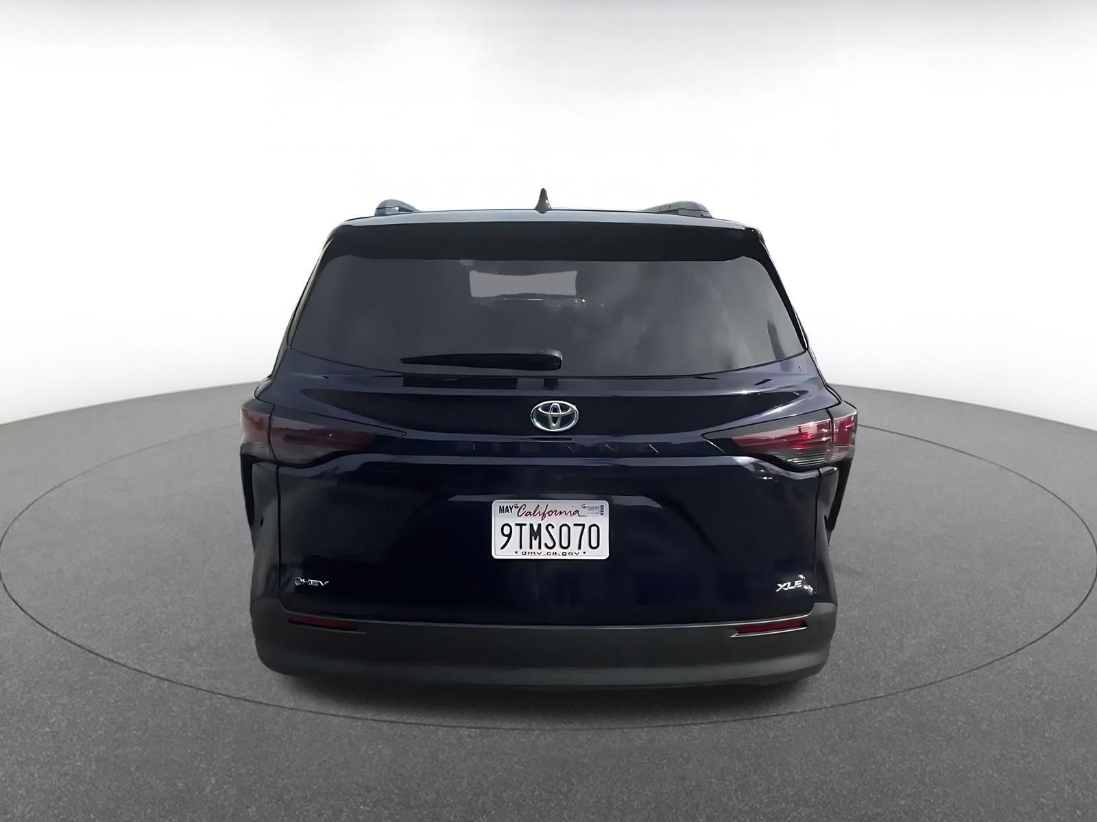 Used 2025 Toyota Sienna XLE FWD image 12