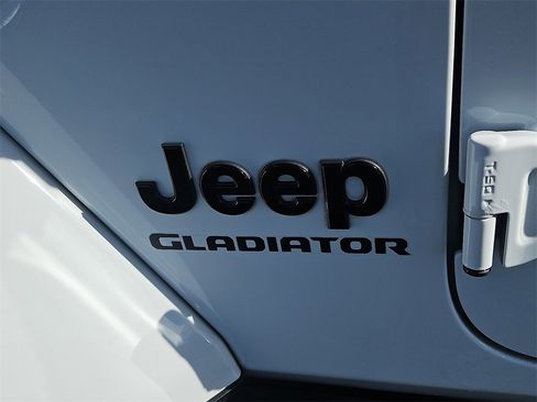 Used 2021 Jeep Gladiator Overland image 15