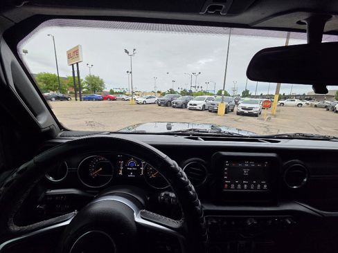 Used 2018 Jeep Wrangler Unlimited Sahara w/ Dual Top Group AWD/4WD image 22