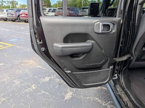 Used 2024 Jeep Wrangler Unlimited Rubicon AWD/4WD image 21