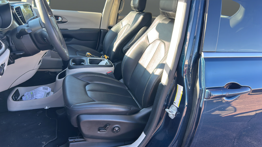 Used 2024 Chrysler Pacifica Touring-L FWD image 9