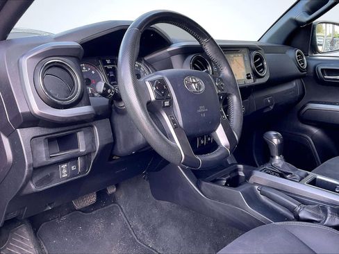 Used 2018 Toyota Tacoma TRD Off-Road w/ Technology Package image 14