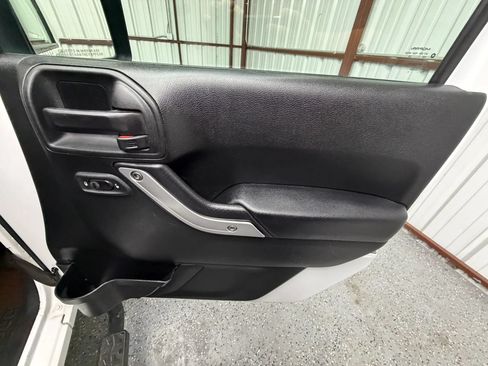 Used 2017 Jeep Wrangler Unlimited Rubicon w/ Connectivity Group AWD/4WD image 11