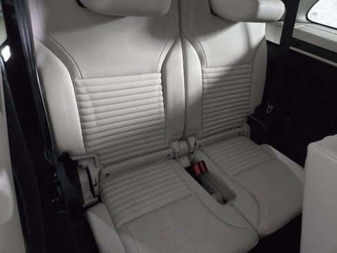 Used 2025 Land Rover Discovery S image 19