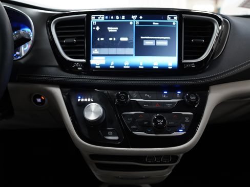 Certified 2024 Chrysler Pacifica Touring-L image 22