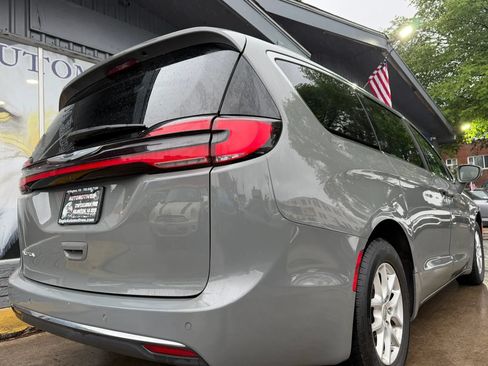 Used 2022 Chrysler Pacifica Touring-L FWD image 3