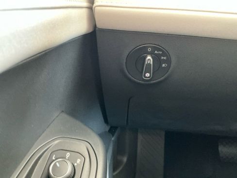 New 2025 Volkswagen Taos SE image 20