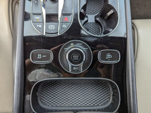 Used 2018 Bentley Bentayga AWD/4WD image 27