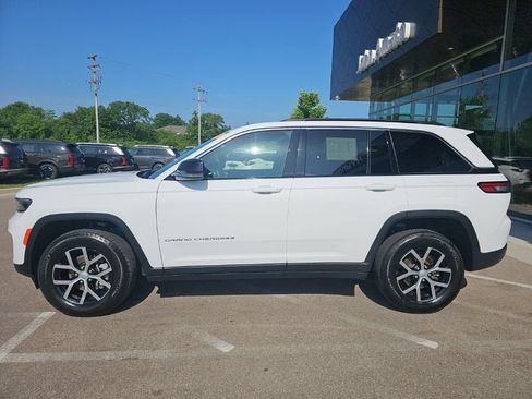 Used 2024 Jeep Grand Cherokee Limited AWD/4WD image 2