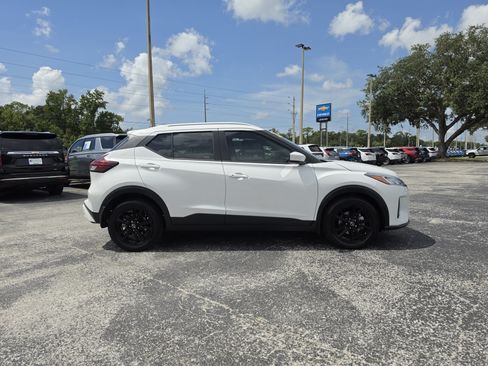 Used 2023 Nissan Kicks SV FWD image 3