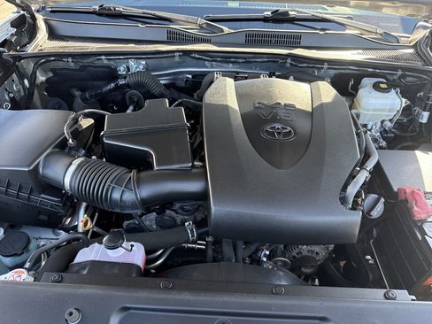 Used 2020 Toyota Tacoma TRD Off-Road w/ Technology Package AWD/4WD image 19