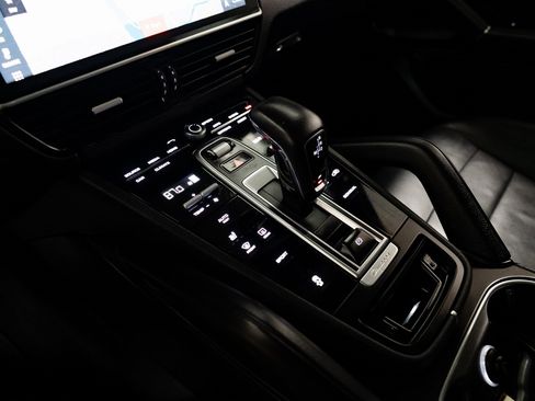 Used 2019 Porsche Cayenne image 16