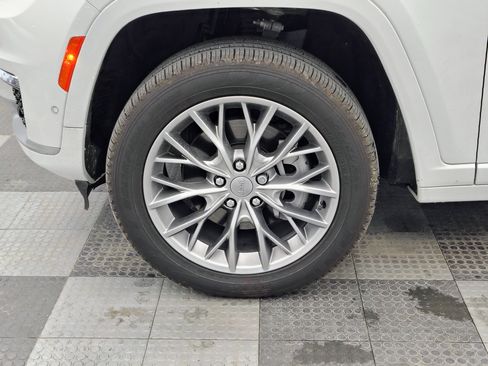 Used 2025 Jeep Grand Cherokee L Summit AWD/4WD image 9