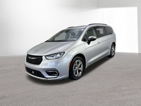 Used 2023 Chrysler Pacifica Limited FWD image 2