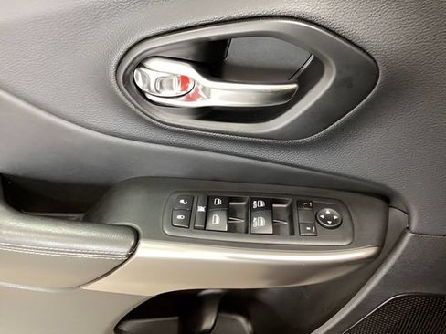 Used 2019 Jeep Cherokee Latitude Plus w/ Comfort/Convenience Group AWD/4WD image 17